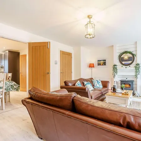 4 Bed In Oc-82616 * Уитби